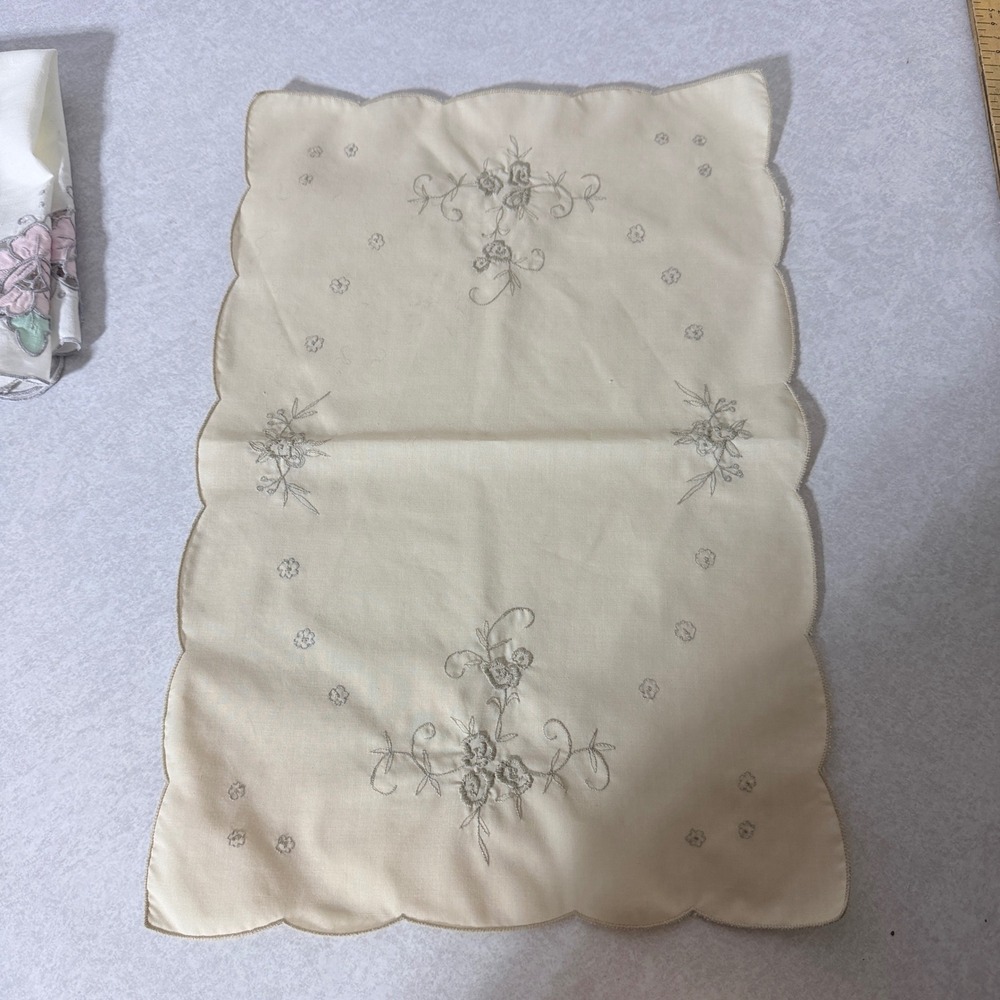 Vintage Cream Scalloped Floral Embroidered Dresser Scarf Table Runner 16x10